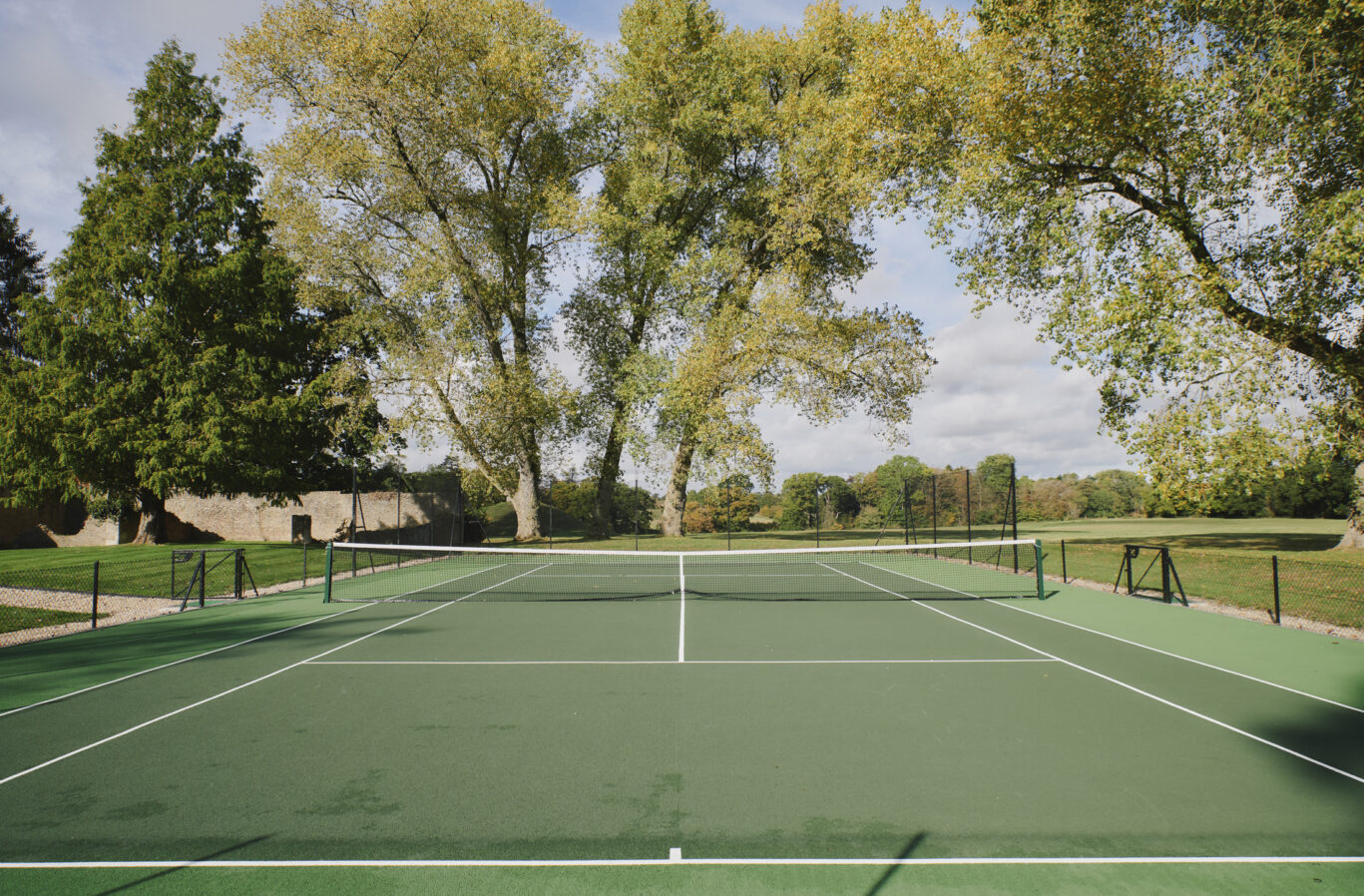 Green tennis court for a pop up hotel private stay