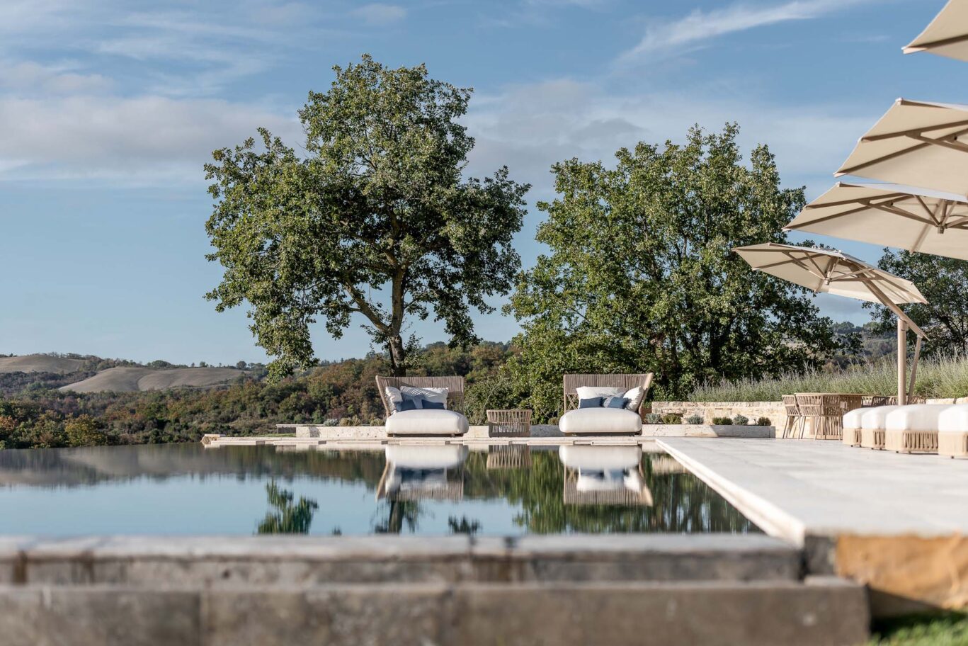 infinity swimming pool at luxury Tuscany villa to rent